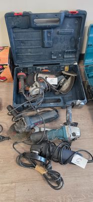 beaucoup d'outils posés par terre les uns à côté des autres