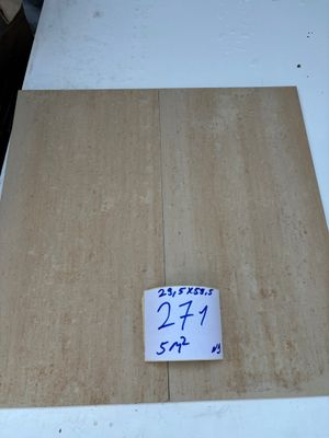 une photo d'un morceau de contreplaqué sur lequel est apposée une étiquette de prix
