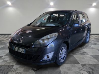 la photo d'une voiture noire garée dans un garage