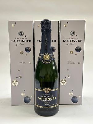 une bouteille de champagne posée à côté de deux cartons de vin