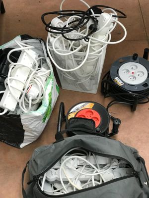 beaucoup de fils et de câbles dans un sac