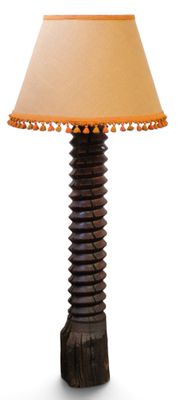 une lampe posée sur une table