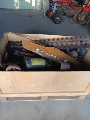 une caisse remplie de bouteilles de vin et d'outils