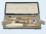une boîte contenant un stylo, un couteau et d'autres objets