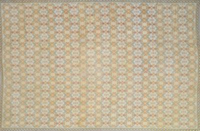 un tapis beige et bleu avec un motif