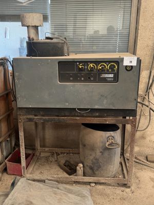 une machine placée au milieu d'une pièce