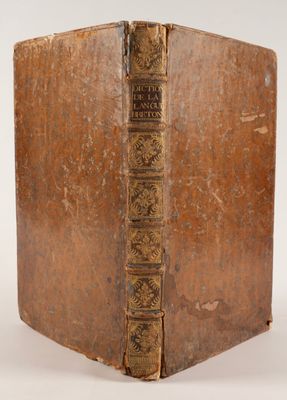 un vieux livre posé sur une table en bois