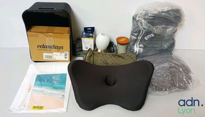 une boîte contenant divers objets, posée sur une table à côté d'une chaise