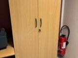 une armoire située dans un coin de la pièce et équipée d'un extincteur