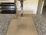 une grande sculpture posée sur un comptoir dans une pièce