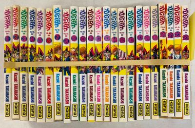 un gros plan sur une pile de livres posés sur une étagère