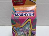 un gros plan sur une boîte de cartes à collectionner Pokémon posée sur une table