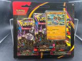 un gros plan sur deux paquets de cartes Pokémon posés sur une table