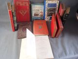 un grand nombre de livres posés sur une table