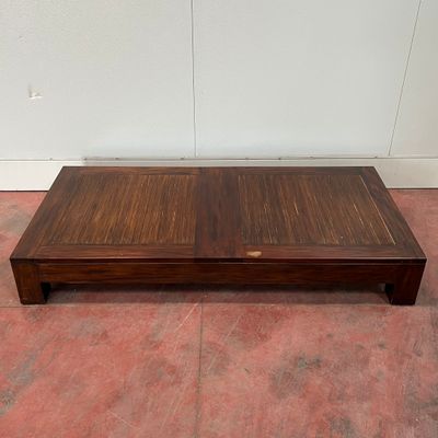 une photo d'une table basse posée sur un sol en carrelage rouge