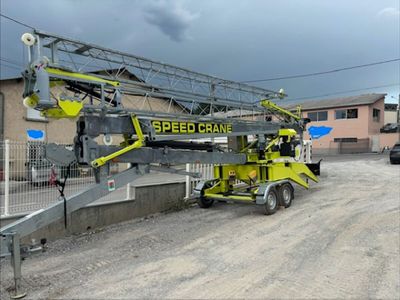une grue jaune garée sur le bord de la route