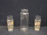 trois vases en verre posés l'un à côté de l'autre sur une table