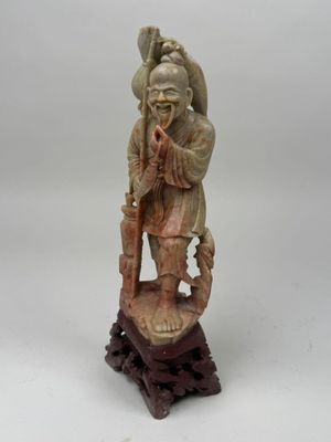 figurine chinoise en ivoire sculpté représentant un homme muni d'un bâton