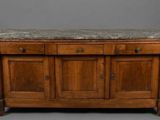 une vieille commode en bois avec un plateau en marbre et des tiroirs