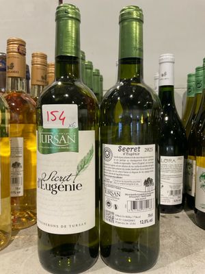 plusieurs bouteilles de vin sont alignées sur un comptoir