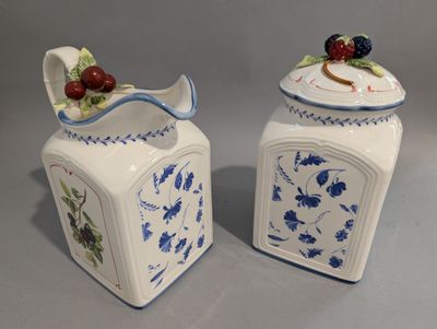 une paire de vases bleus et blancs décorés de cerises