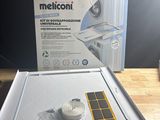 une boîte contenant un micro-ondes, posée sur une table