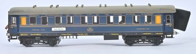 un wagon bleu immobilisé sur les rails