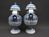 deux vases bleus et blancs empilés l'un sur l'autre