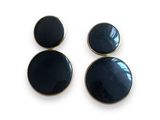 deux boucles d'oreilles noires et dorées sur fond blanc, avec l'inscription « art flow »