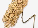 une broche ancienne en or à laquelle est attachée une chaîne