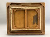 une vieille boîte en bois dont l'intérieur est décoré d'une peinture