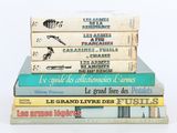 plusieurs livres empilés sur une surface blanche