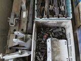 un grand nombre d'outils posés sur une table