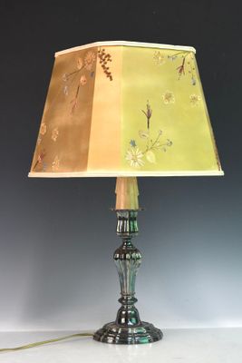 une image d'une lampe de table avec un abat-jour vert