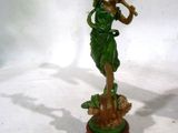 une figurine représentant une femme tenant un oiseau sur un socle