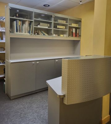 meuble d'accueil comprenant : comptoir d'angle bois stratifi…