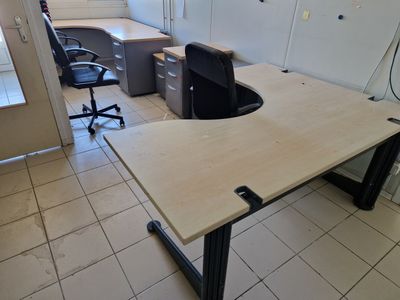 un bureau avec une chaise et un ordinateur dessus