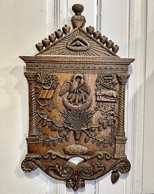 une horloge en bois accrochée au mur d'une pièce