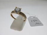 une photo d'une bague en diamant avec une étiquette de prix accrochée dessus