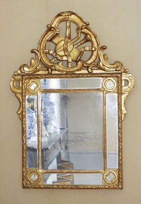 un miroir accroché au mur au-dessus d'un lavabo