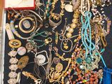 une valise remplie de bijoux posée sur une table