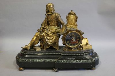 une statue représentant un homme et une femme assis sur une horloge