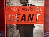 Le livre « Cleant » d'Andy Warhol posé sur une table