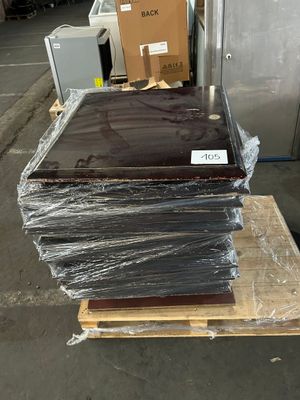 Lot de 24 plateaux de tables 65x70 sans pieds, en l'état