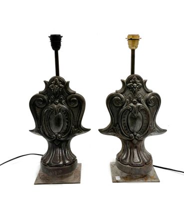 paire de lampes de table anciennes en fonte, aux motifs ouvragés