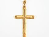 pendentif en forme de croix en or sur fond blanc