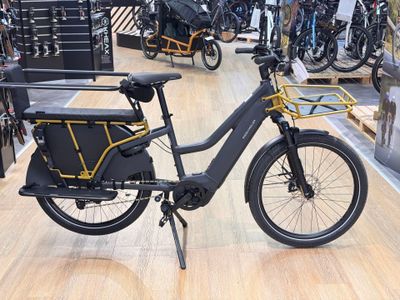 un vélo garé à l'intérieur d'un magasin