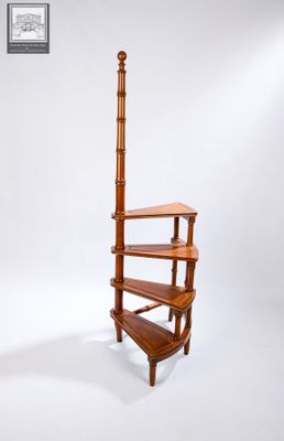 une grande étagère en bois comportant trois tablettes