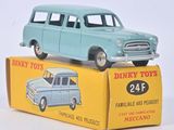 une petite voiture bleue posée sur une boîte