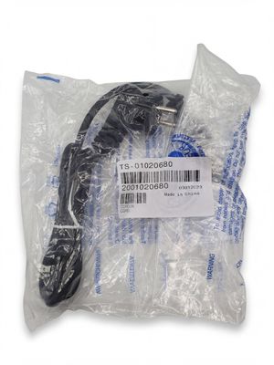 un gros plan d'un câble dans un sac en plastique posé sur une surface blanche